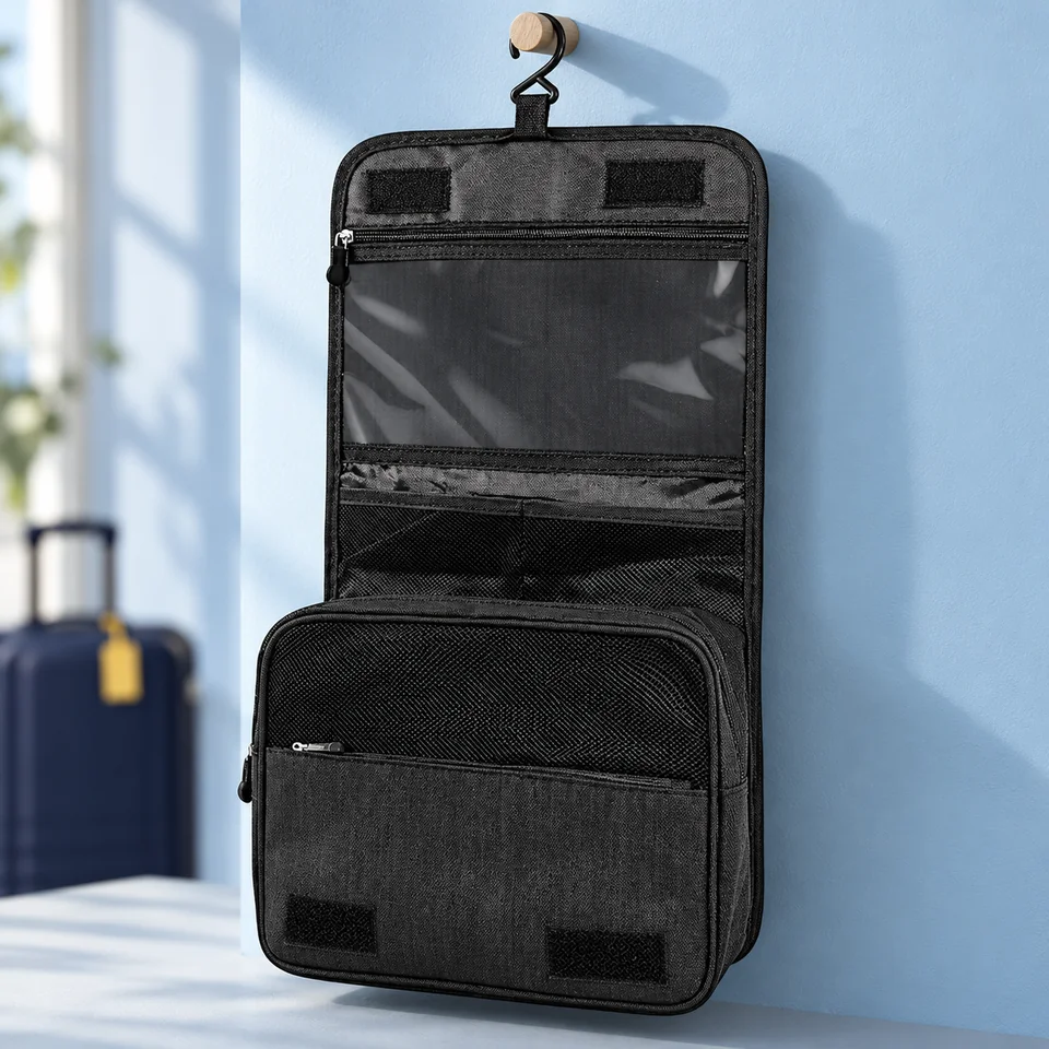 AiQInu — grande trousse pliable avec crochet de AiQInu, mise en situation dans un univers de voyage bleu-gris