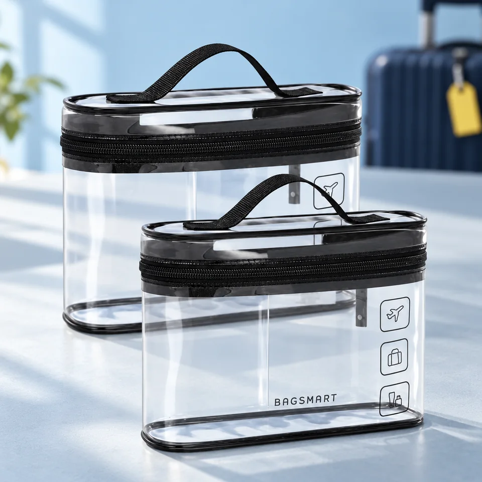 BAGSMART — deux trousses transparentes de 1,6 L de bagsmart, mise en situation dans un univers de voyage bleu-gris