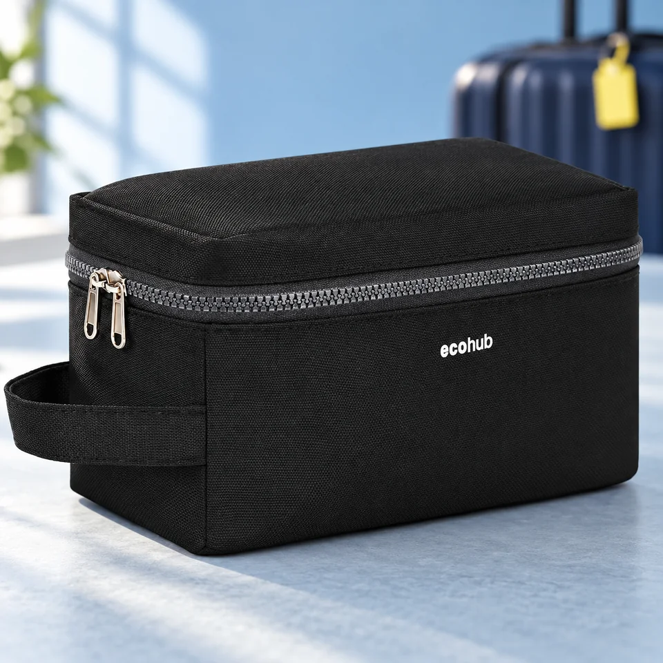 ECOHUB — trousse noire à poches humides et sèches de ECOHUB, mise en situation dans un univers de voyage bleu-gris