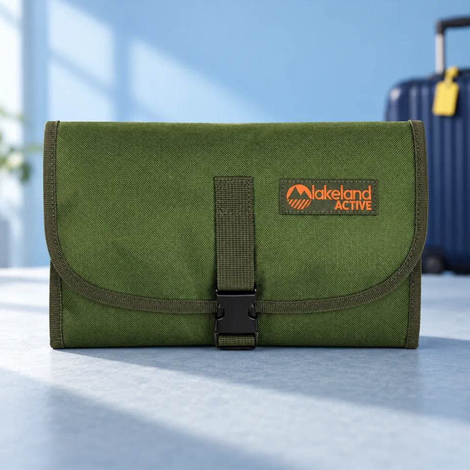 Lakeland Active — trousse Eskdale vert mousse de Lakeland Active, mise en situation dans un univers de voyage bleu-gris
