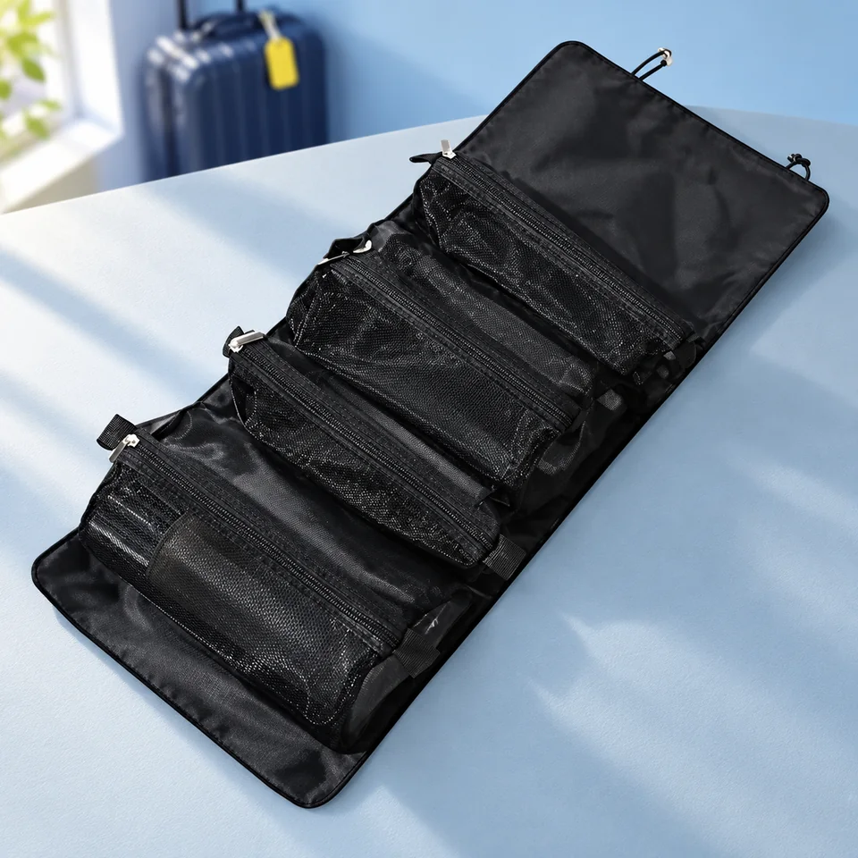 LumiSyne — trousse enroulable à quatre poches amovibles de LumiSyne, mise en situation dans un univers de voyage bleu-gris