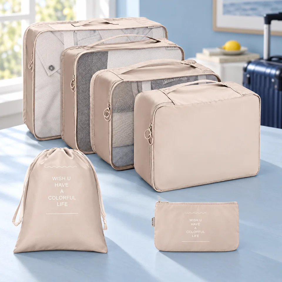 OSDUE — six organisateurs de valise beiges de OSDUE, mise en situation dans un univers de voyage bleu-gris