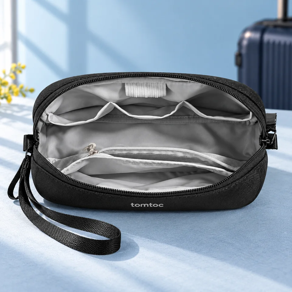 tomtoc — pochette de rangement pour accessoires tech de tomtoc, mise en situation dans un univers de voyage bleu-gris
